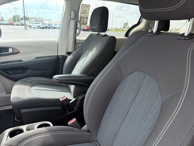 2024 Chrysler Voyager LX
