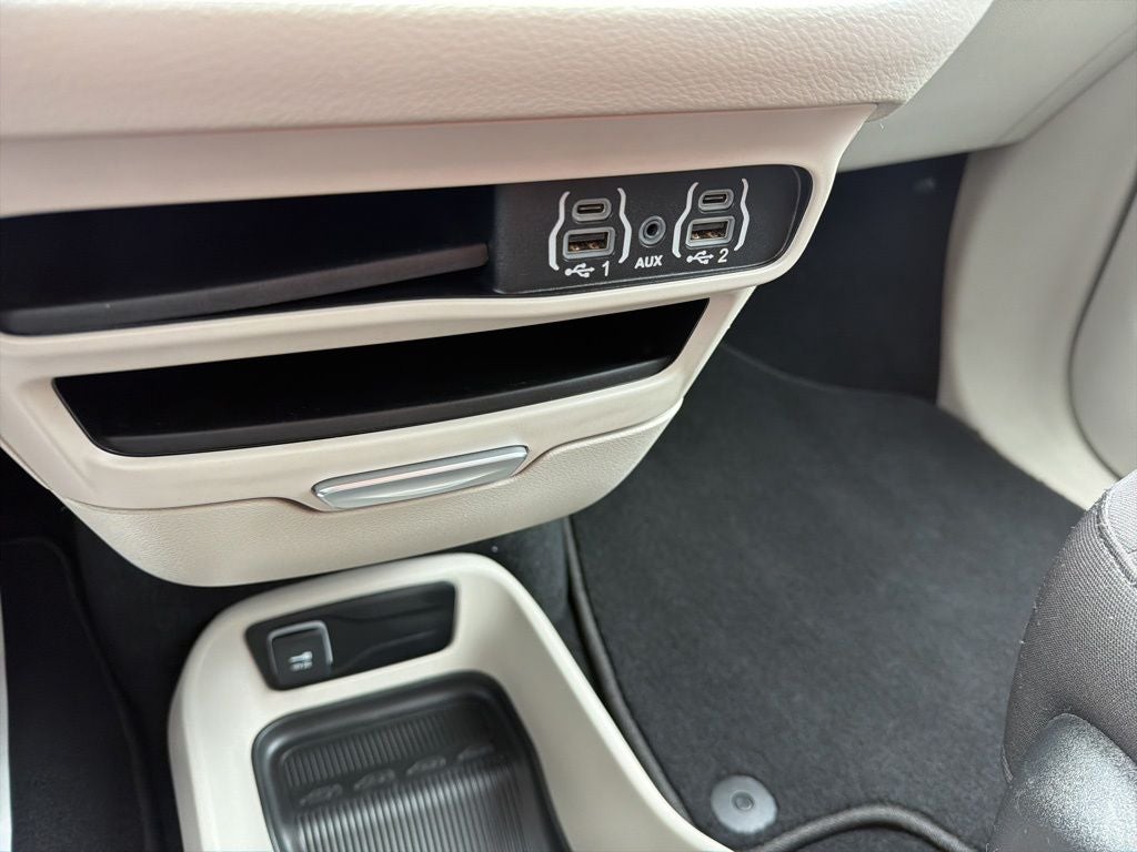 2024 Chrysler Voyager LX