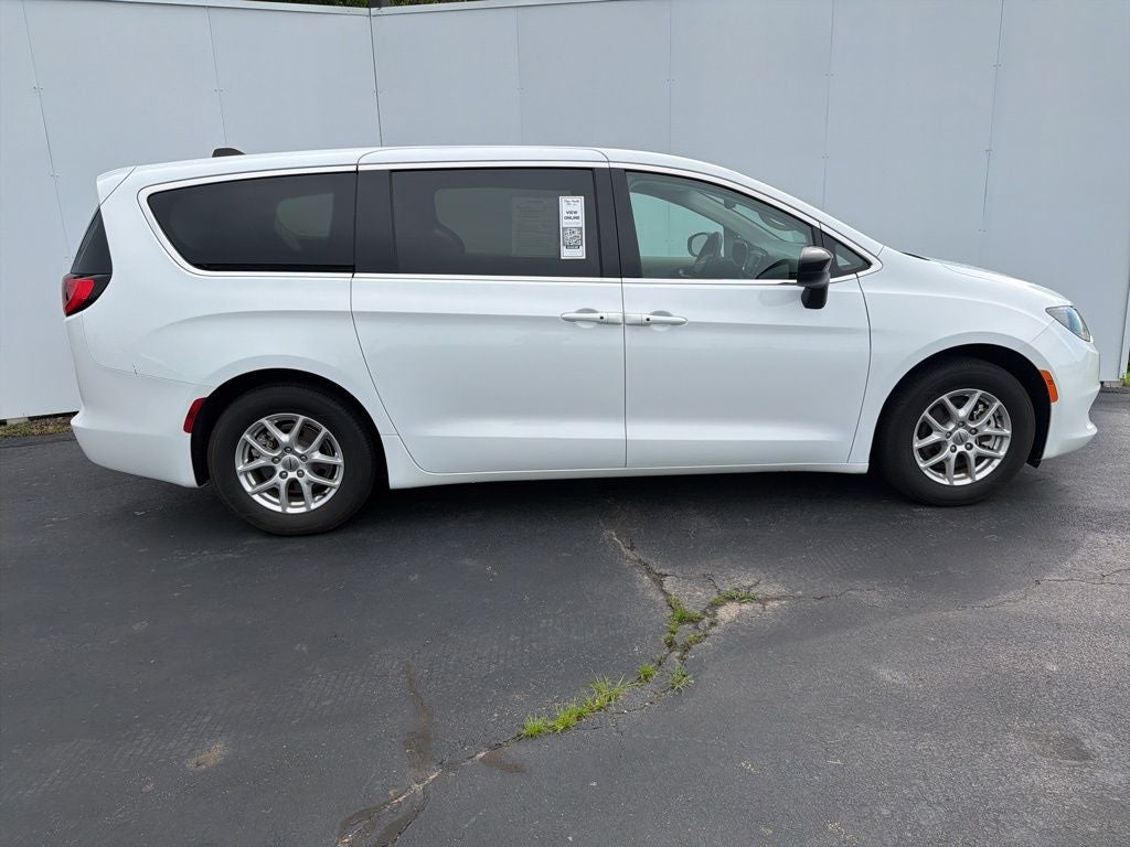2024 Chrysler Voyager LX