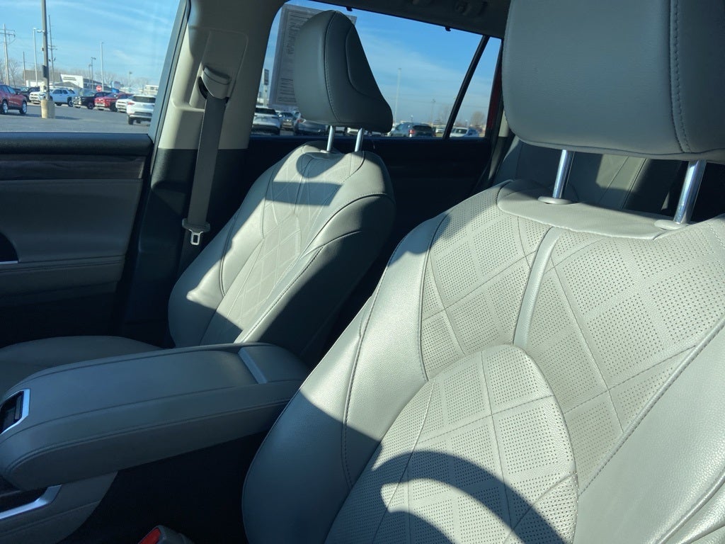 2022 Toyota Highlander Hybrid Platinum