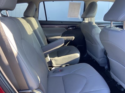 2022 Toyota Highlander Hybrid Platinum