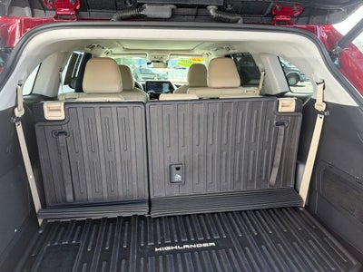 2022 Toyota Highlander Hybrid Platinum