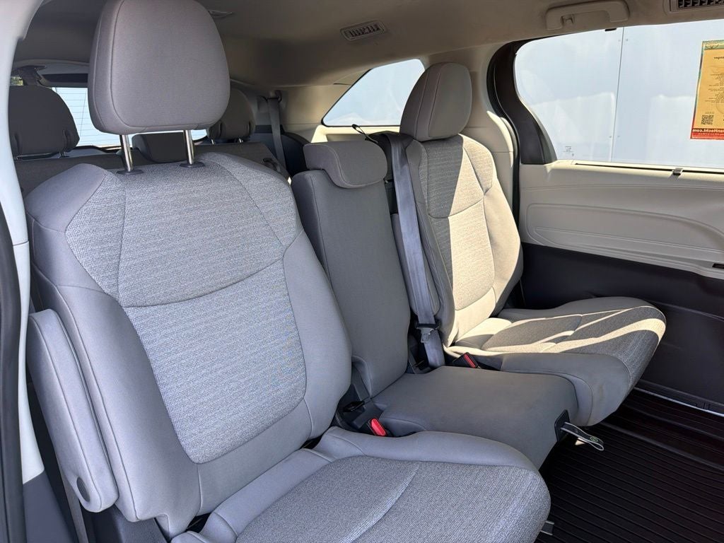 2022 Toyota Sienna LE 8 Passenger