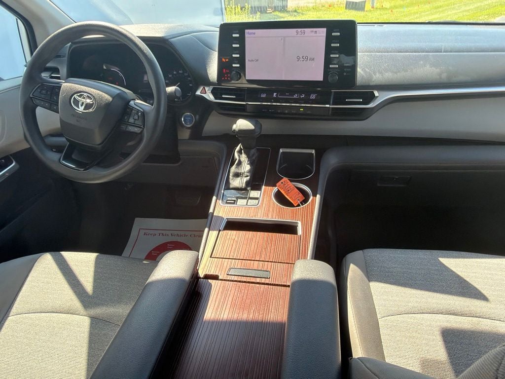 2022 Toyota Sienna LE 8 Passenger