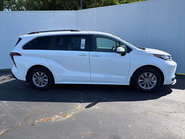2022 Toyota Sienna LE 8 Passenger
