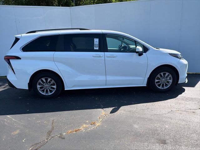 2022 Toyota Sienna LE 8 Passenger