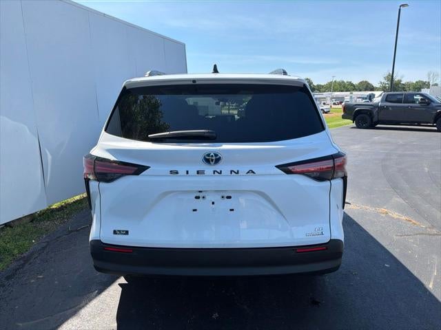 2022 Toyota Sienna LE 8 Passenger